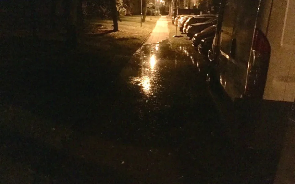 V Olomouci prasklo vodovodní potrubí, voda tekla na chodník i silnici