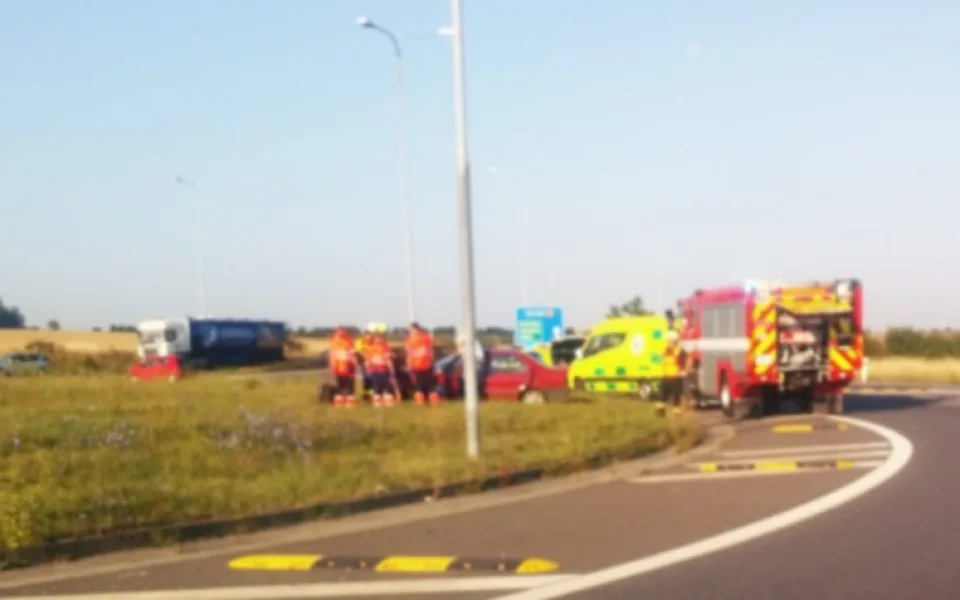Řidič nezvládl řízení a skončil uprostřed kruhového objezdu u Globusu, na místě zasahovala i záchranka