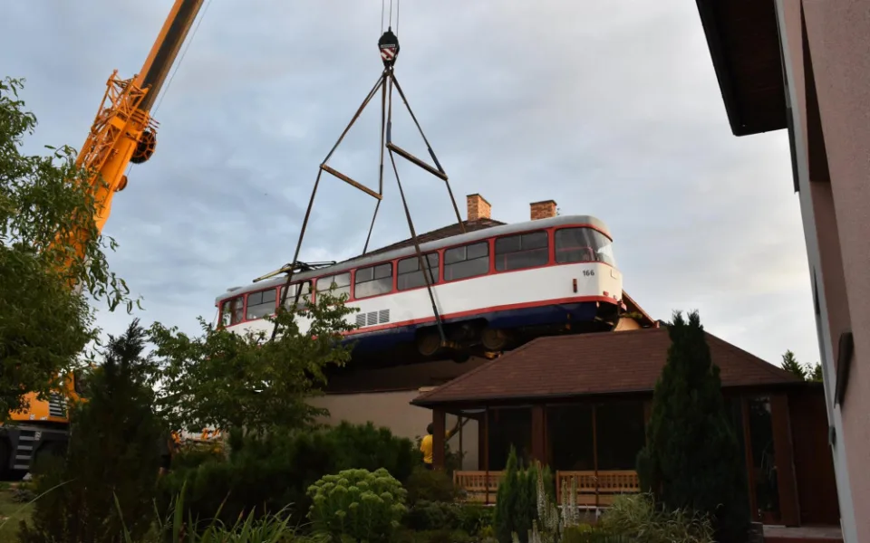 FOTO/VIDEO: Olomoucká tramvaj zdobí střechu garáže u rodinného domu v Jihlavě