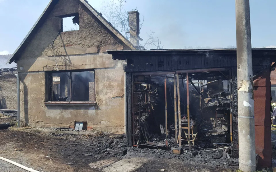 VIDEO: Jedenáct jednotek hasičů zasahuje u požáru domu. Zraněno bylo několik lidí