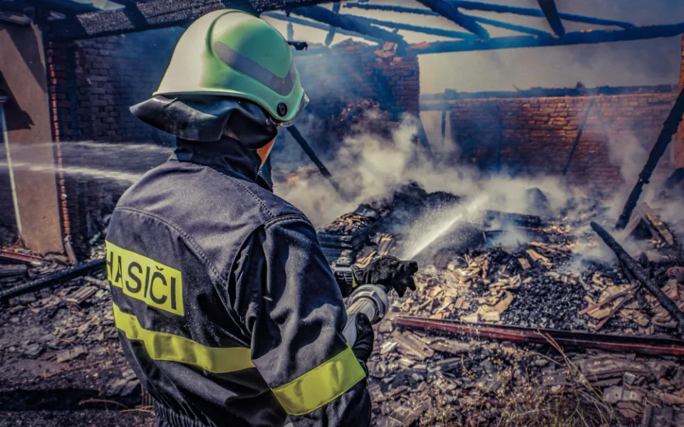 FOTO/VIDEO: Hasiči zasahovali u požáru rodinného domu, při kterém byli zraněni dva lidé