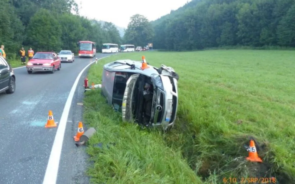 Sedmadvacetiletý řidič vyjel mimo silnici a autem narazil do stromu. Byl převezen do nemocnice