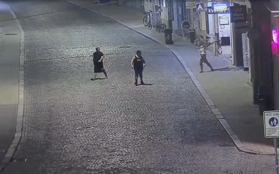 VIDEO: Opilý muž řádil v centru Olomouce. S cizím kolem hodil o zem, převrátil poutač i lavičku