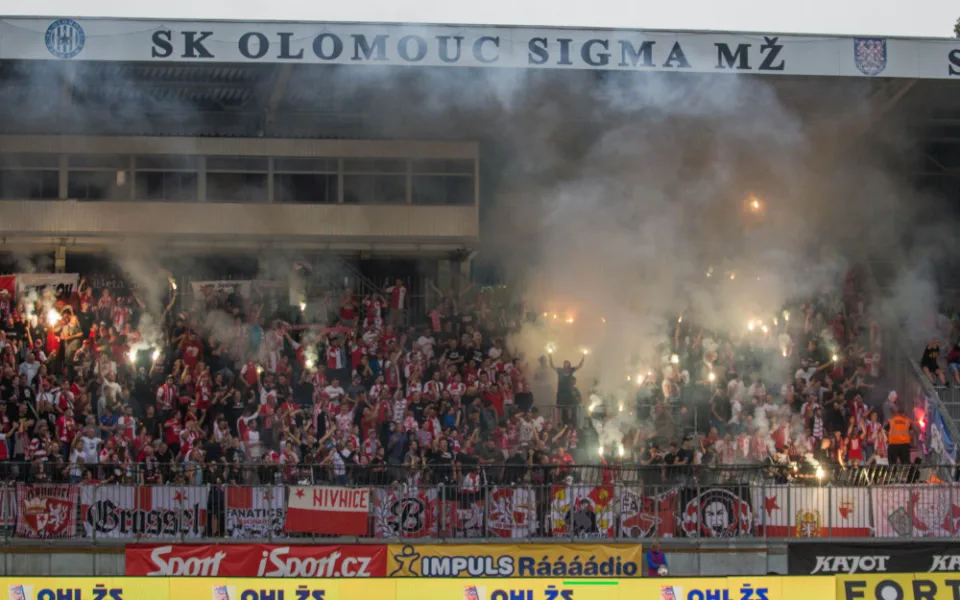 Sigma Olomouc zaplatí za nesportovní chování fanoušků na zápase se Slavií pokutu 65 tisíc