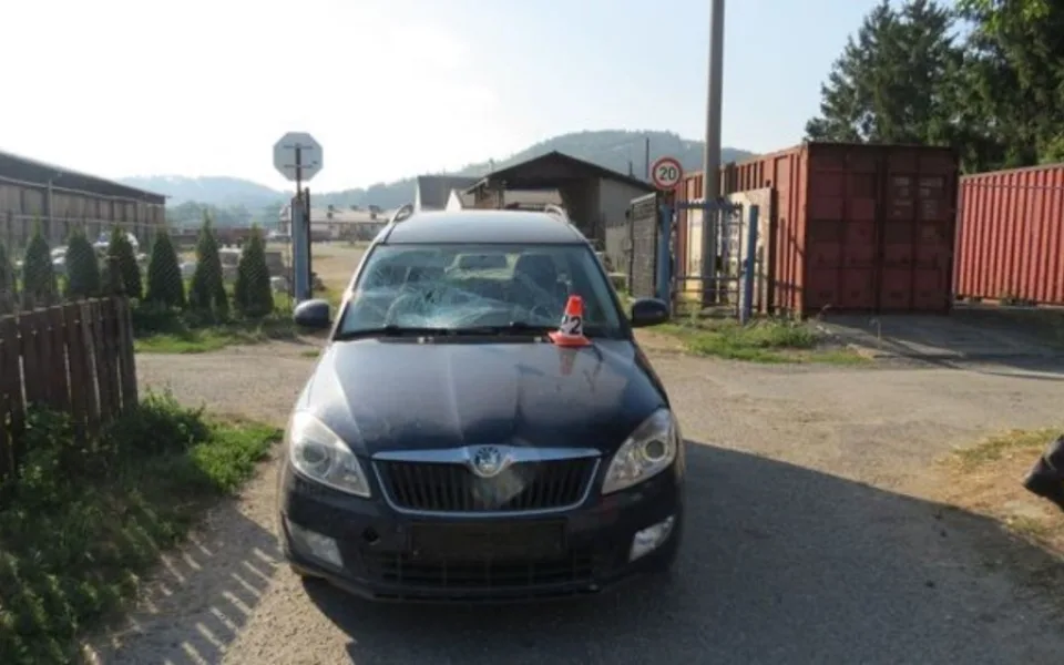 Dvaadvacetiletý řidič osobního auta nedal přednost cyklistovi, ten skončil v nemocnici