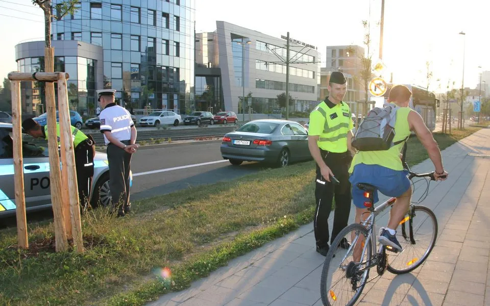 FOTO: Policisté kontrolovali cyklisty, kteří v Olomouci jezdí po chodníku