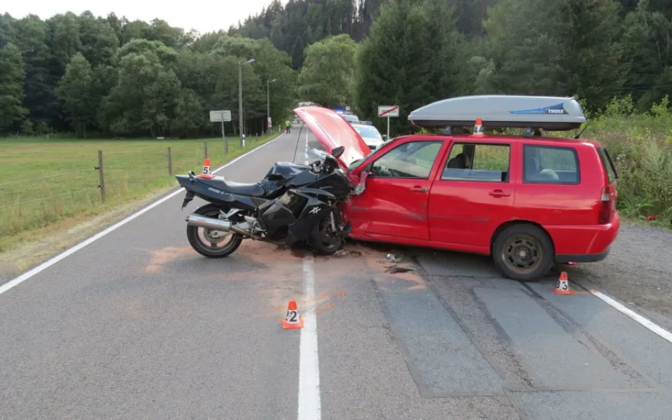 Řidič auta přehlédl motorkáře. Při nehodě se zranili tři lidé