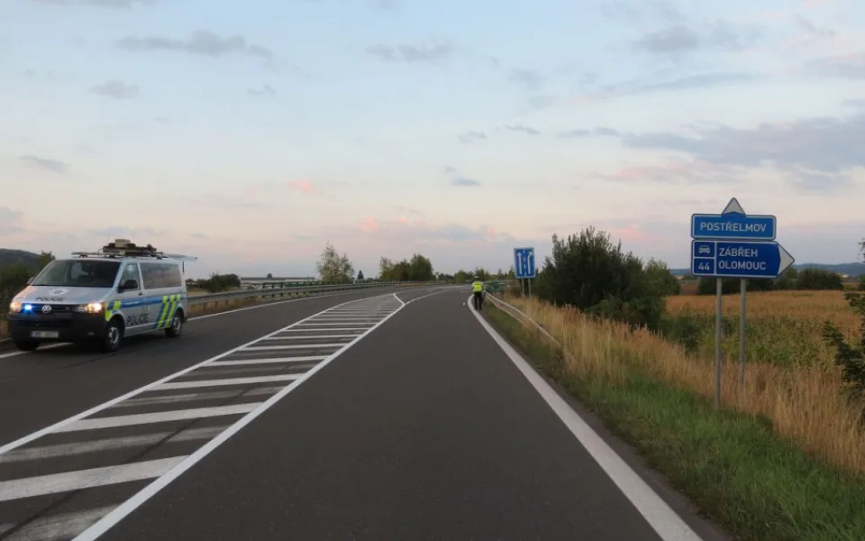 Policie pátrá po řidiči dodávky bílé barvy. Srazil cyklistu a z místa nehody ujel