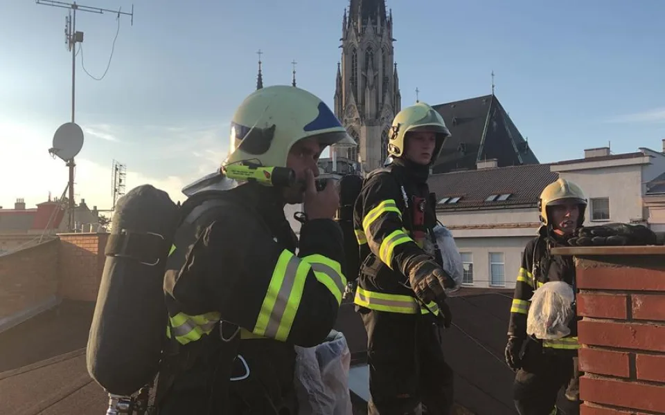 FOTO: Na střeše třípatrové budovy nedaleko centra hořela klimatizace