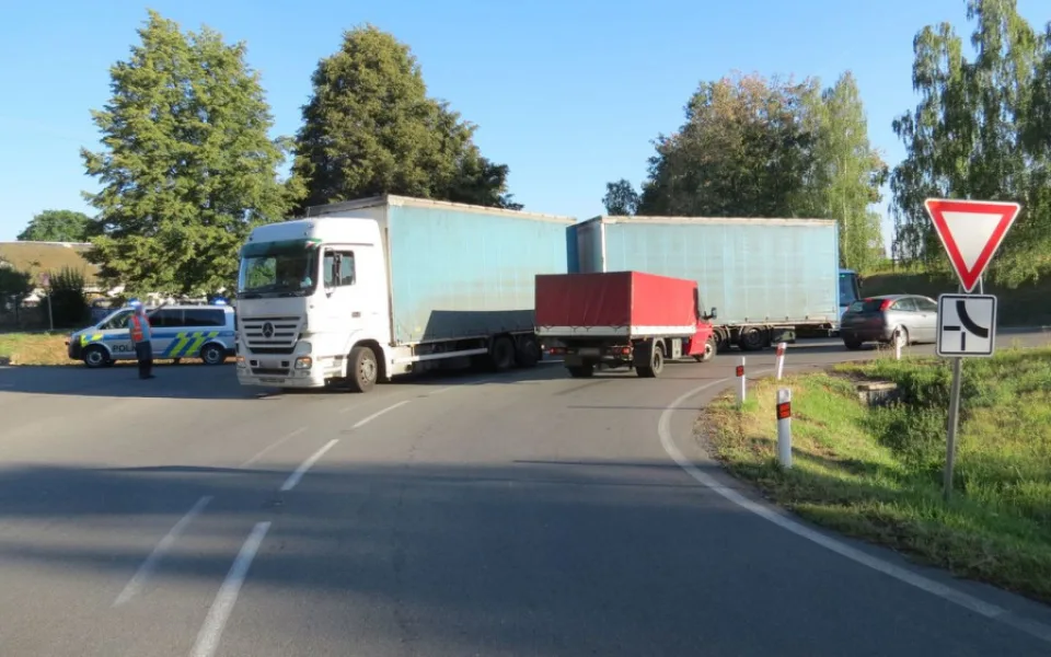 Na křižovatce se střetlo osobní auto s náklaďákem, který při odbočování přejel částečně do protisměru