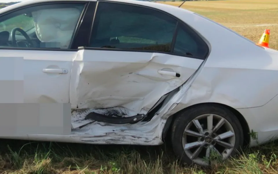 Při bouračce dvou osobních vozidel u Štarnova se zranily tři osoby