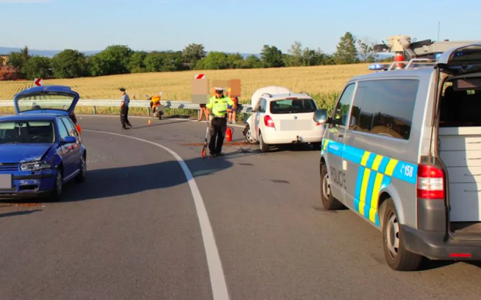 Osmnáctiletá řidička nezvládla zatáčku a čelně se srazila s protijedoucím autem