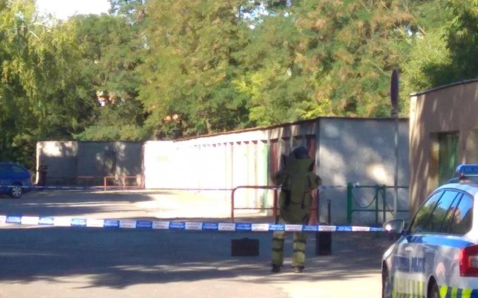 Odložený kufr mezi domy zaměstnal policejní specialisty i pyrotechniky