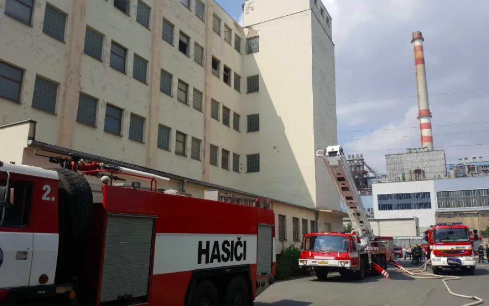 AKTUÁLNĚ: Hasiči zasahují u požáru ve čtyřpodlažní budově centrální archivní služby