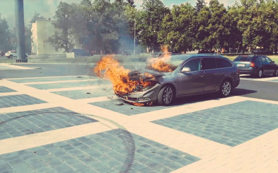 FOTO: U Kauflandu na parkovišti vzplálo auto
