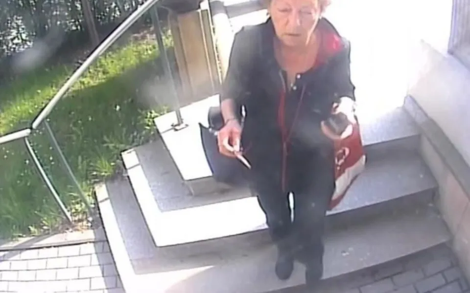 VIDEO: Seniorka zapomněla v bankomatu pět tisíc. Policie hledá ženu, která na místo přišla později