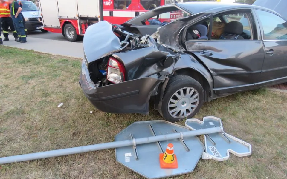 FOTO: Po střetu auta a vlaku pro zraněného letěl vrtulník