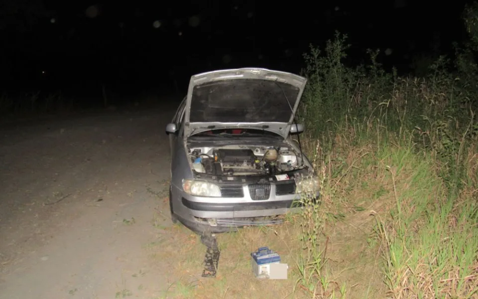 Opilý osmnáctiletý mladík vzal auto přítelkyni, pak s ním narazil do betonové skruže