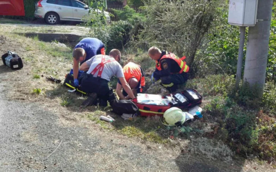 Motorkářka zůstala po nehodě zaklíněná pod mostem. Vyprostit ji museli hasiči