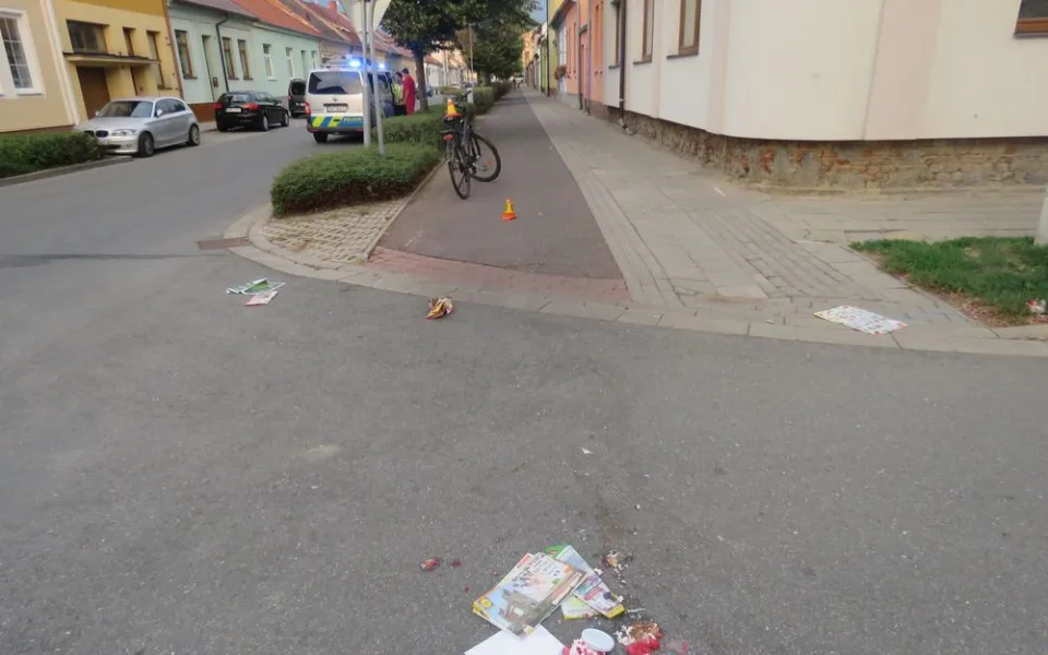 Cyklista najížděl z chodníku na stezku, kde srazil cyklistku a ujel. Žena skončila v nemocnici