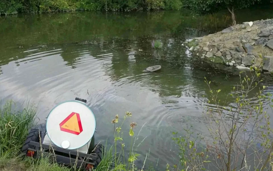 Malotraktor havaroval a skončil v řece. Nad hladinou zůstala jen část vlečky