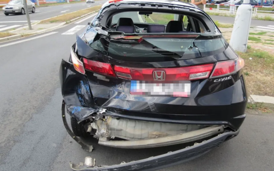 Řidič autobusu nedobrzdil a zezadu narazil do osobního auta, kde se zranila spolujezdkyně