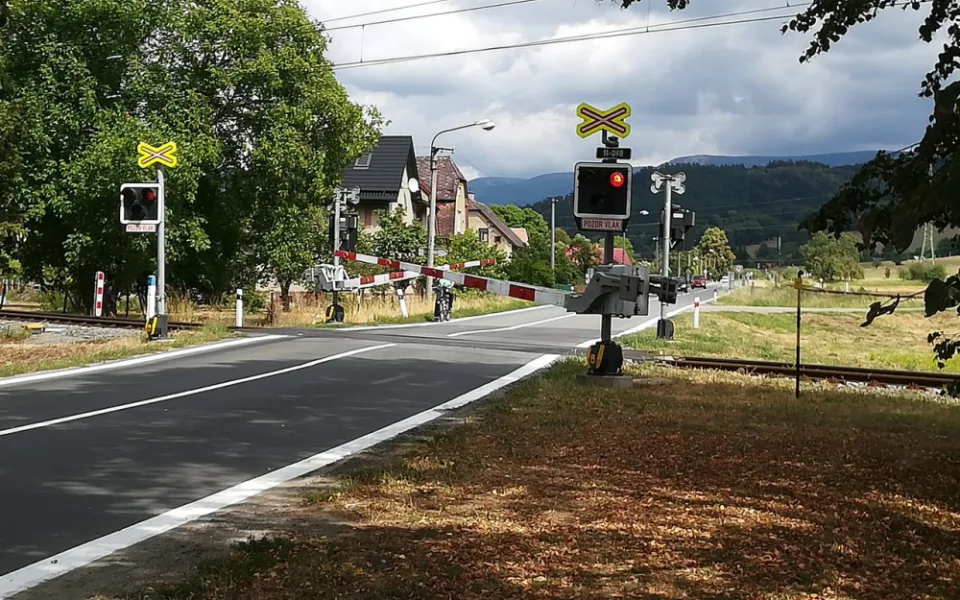 Policisté dohlíželi na chování řidičů na železničních přejezdech. Zjistili jedenáct přestupků