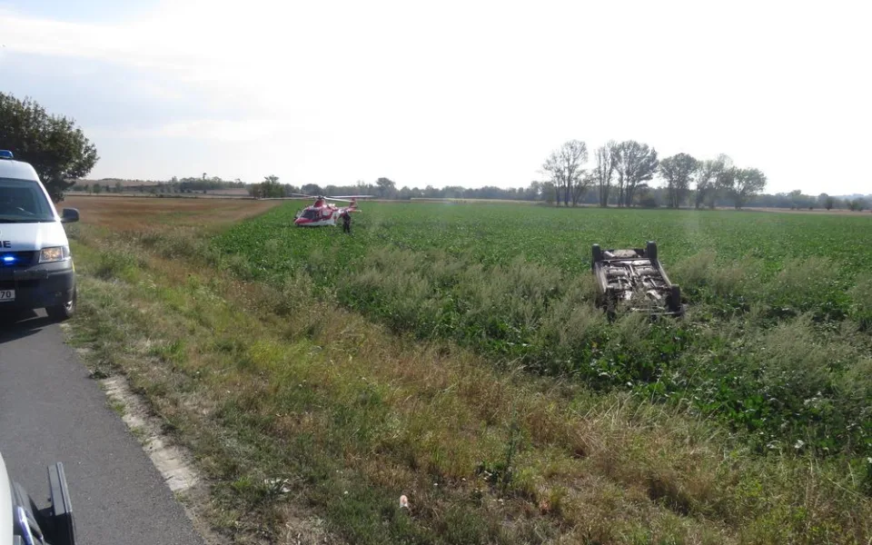 Dvaaosmdesátiletý řidič se vyhýbal zajíci. Při manévru převrátil auto na střechu