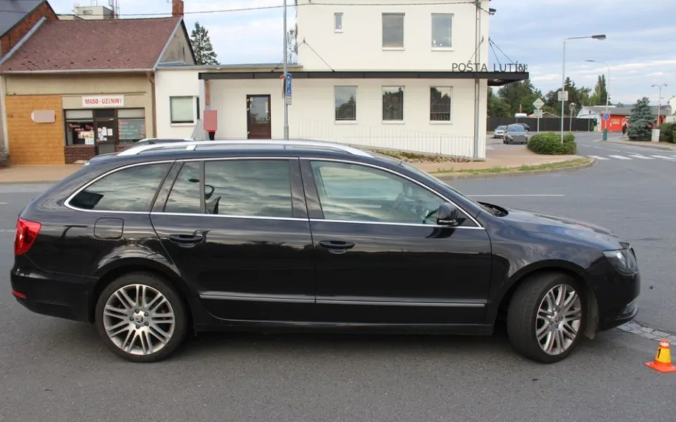 Řidič auta srazil motorkáře, který měl přednost, teď mu hrozí až rok ve vězení