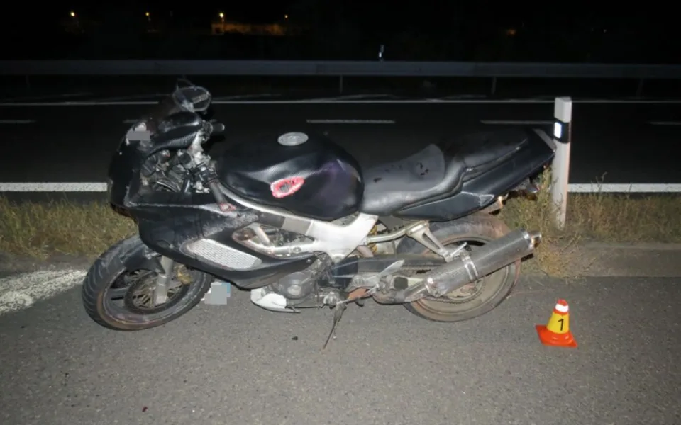 Motorkář dnes v noci boural mezi Olomoucí a Velkým Týncem, je zraněný
