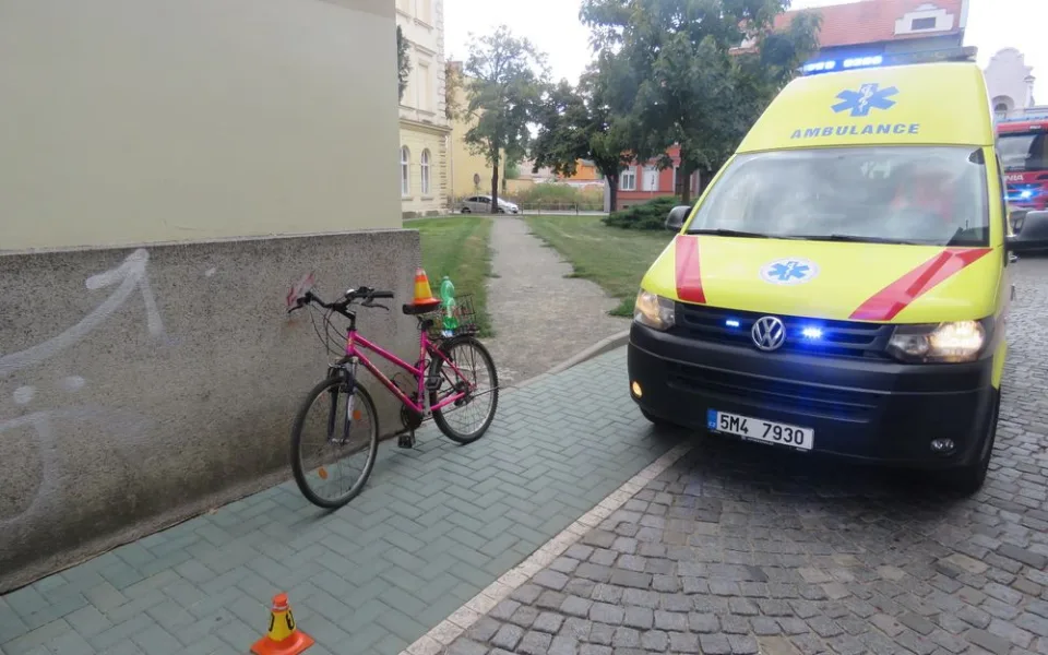 Dvě cyklistky se srazily na chodníku, obě byly převezeny do nemocnice