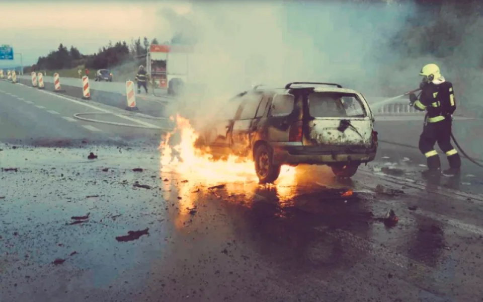 FOTO: Na dálnici z Olomouce do Ostravy kompletně shořelo osobní auto