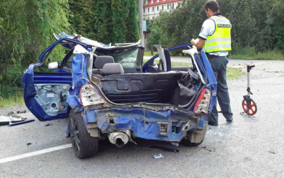 FOTO: Při nehodě osobního auta nedaleko Bouzova se zranily tři osoby, řidič byl opilý