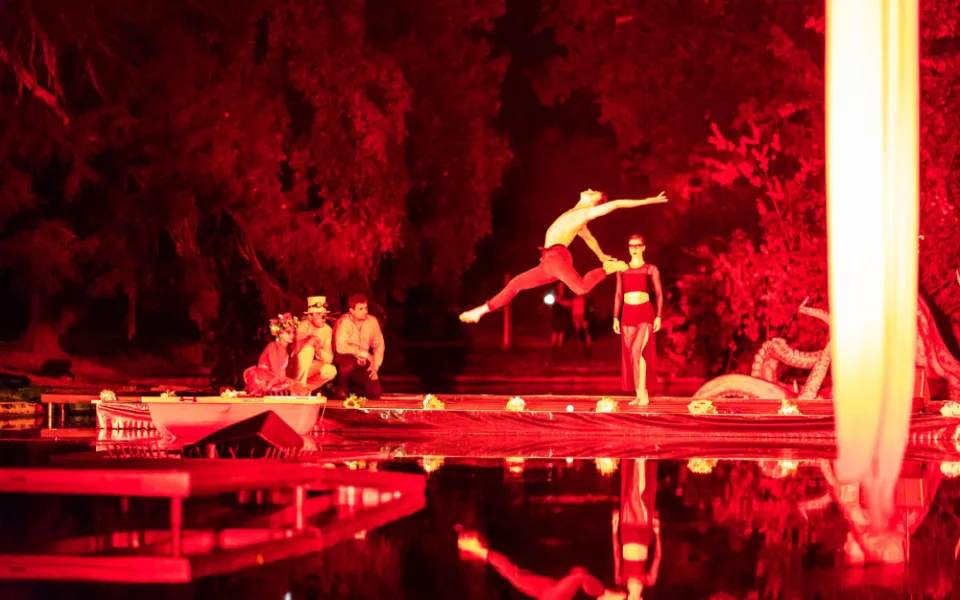 FOTO: Řeka má duši. Festival na vodě přilákal k jezírku ve Smetanových sadech stovky diváků