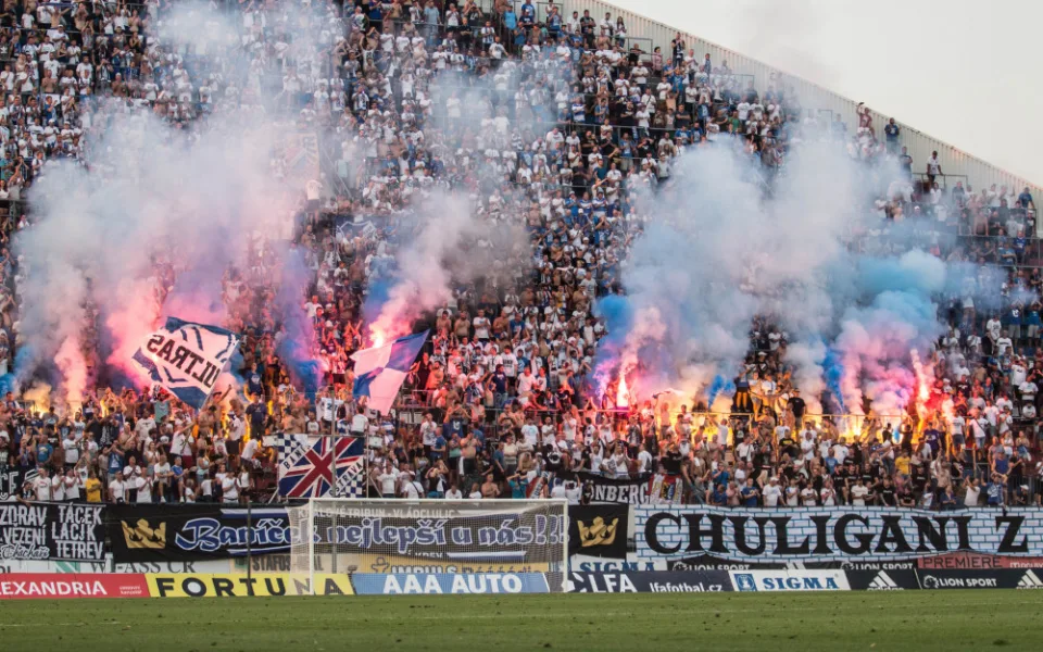 FOTOGALERIE: Sigma padla s Baníkem na hřišti i na tribunách. Tady jsou fotky
