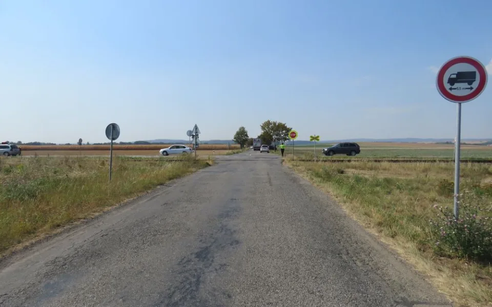 Řidička nedala na křižovatce u Smržic přednost motorkáři, ten skončil zraněný v poli