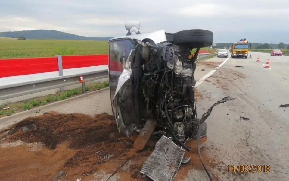 FOTO: Policie pátrá zřejmě po řidičce, která vytlačila auto ke svodidlům, zavinila nehodu a ujela