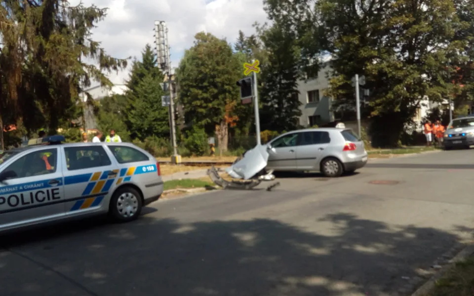 V Olomouci se srazil vlak s vozidlem autoškoly
