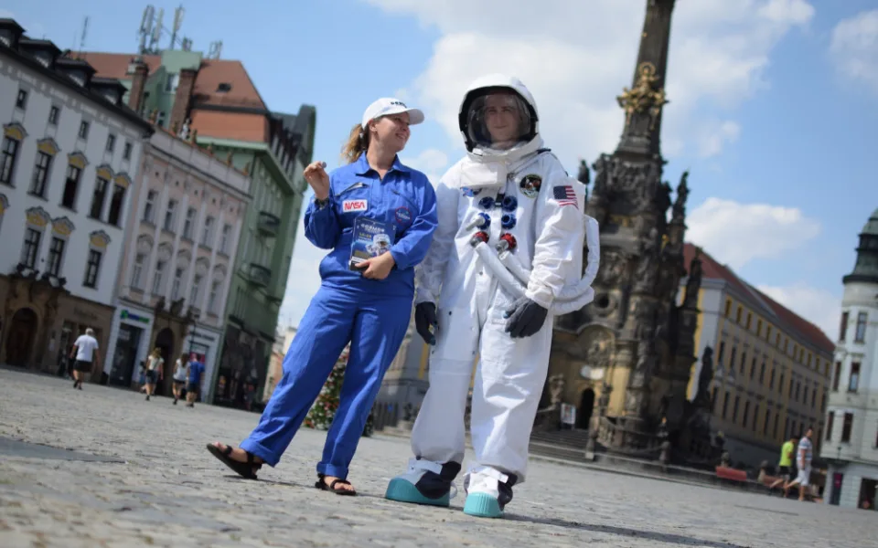 FOTO/SOUTĚŽ: Olomouc navštívil astronaut, lákal na probíhající vesmírnou výstavu. Vyhrajte na ni lístky!