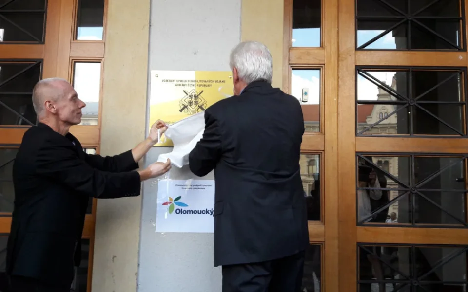 FOTO/VIDEO: V Olomouci byla odhalena deska připomínající padesáté výročí sovětské okupace