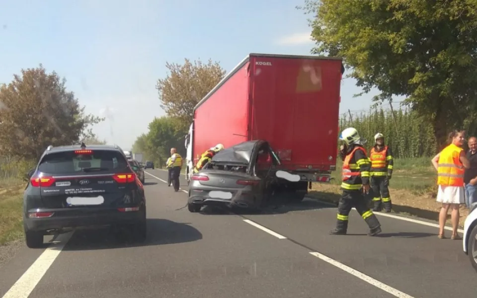 AKTUÁLNĚ: Osobní auto nedobrzdilo před kolonou, narazilo do kamionu před sebou