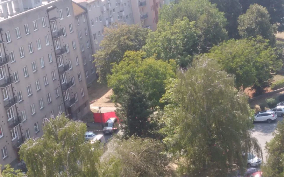 Muž vypadl z pátého patra domu, byl na místě mrtvý