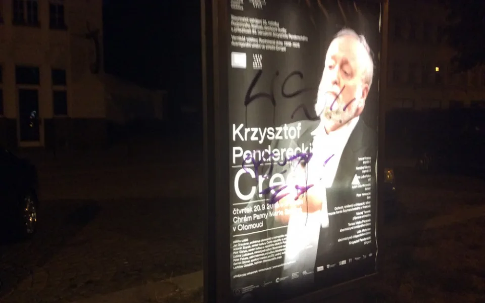 VIDEO: Devatenáctiletý vandal počmáral na třídě Svobody citylight, strážníci ho dopadli o pár set metrů dál