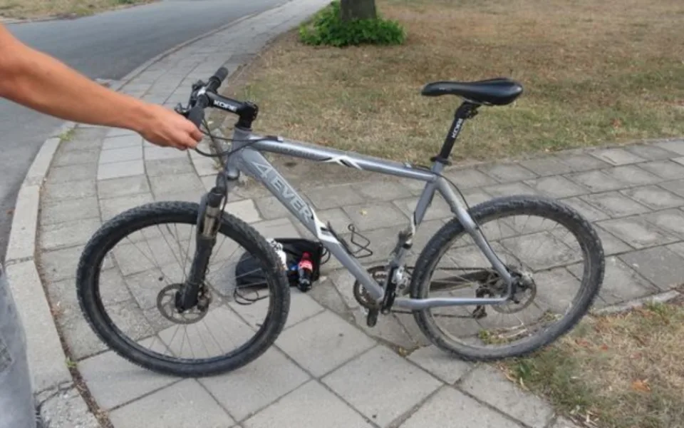 Policie pátrá po řidiči, který srazil cyklistu a ujel