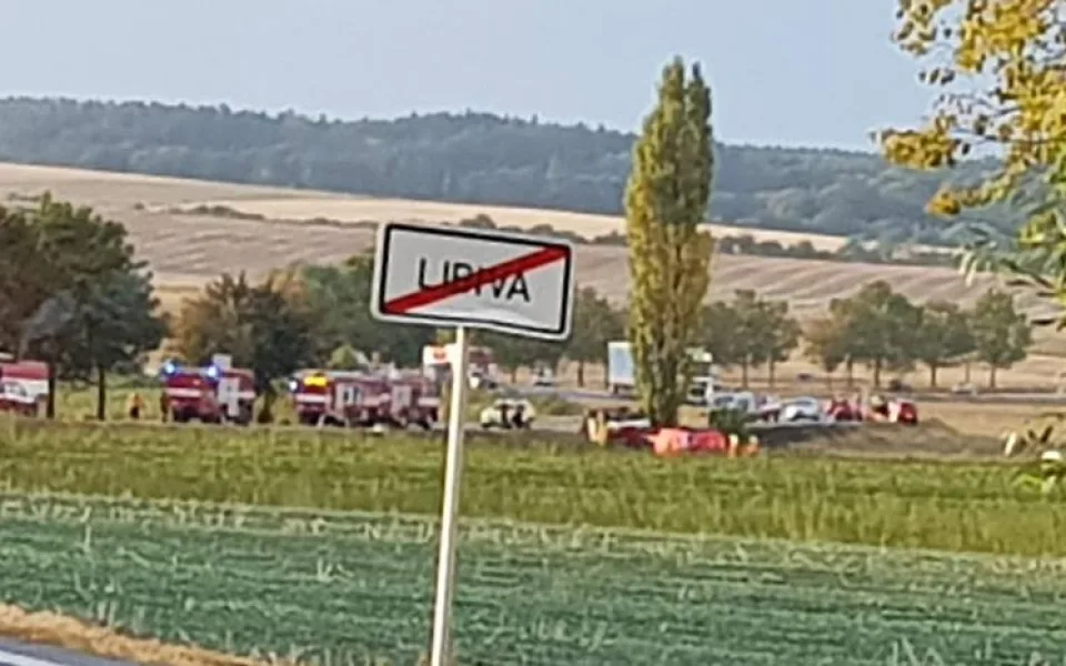U Libivé havarovala hasičská cisterna, o život podle svědků pravděpodobně přišel hasič