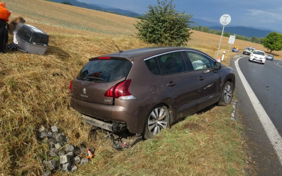 Řidiče na Bludovském kopci přemohla únava, způsobil havárii dvou aut