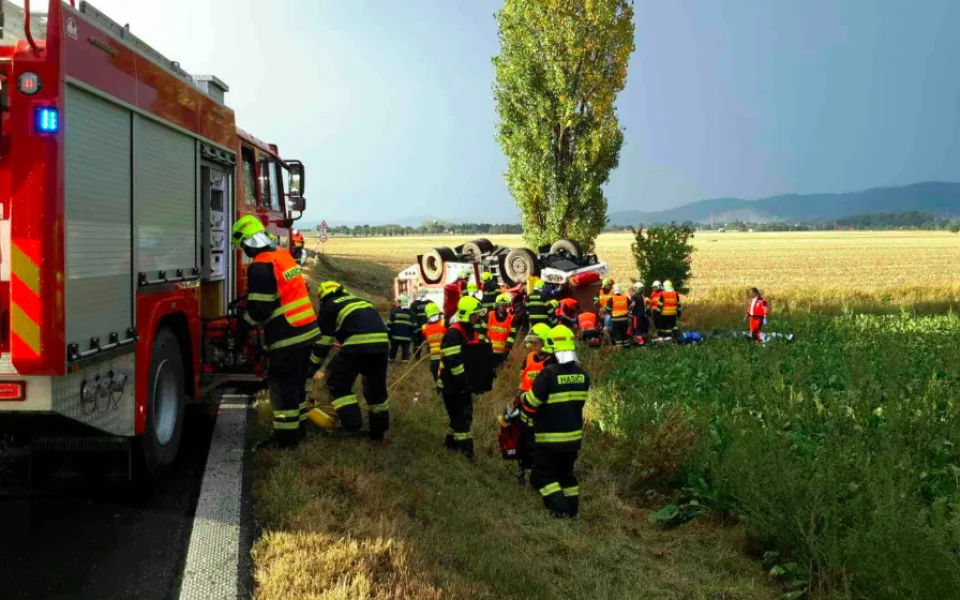 Hasiči připravují veřejnou sbírku pro zemřelého a těžce zraněného hasiče z nehody cisterny u Libivé