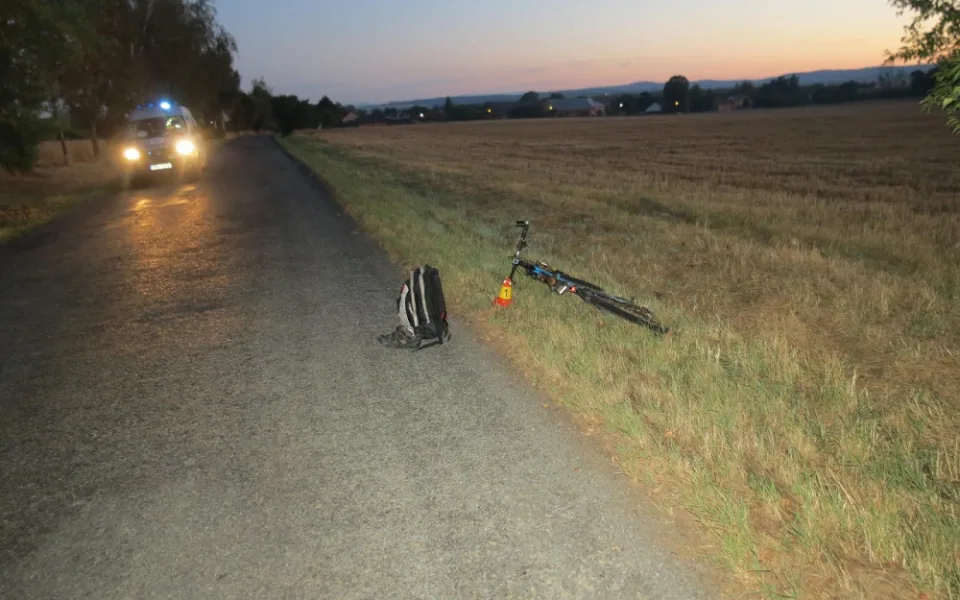 Muži, který ležel u silnice, někdo přejel ruku a nohu. Policie pátrá po svědcích nehody