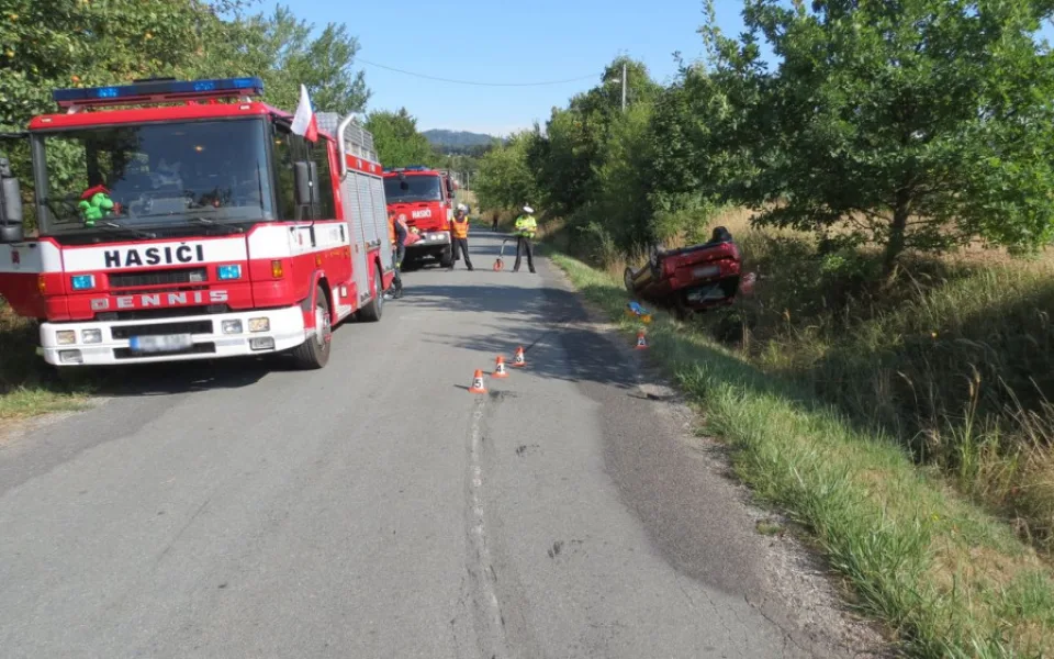 Řidič objížděl zaparkované vozy, se svým autem se střetl s protijedoucí řidičkou v Suzuki