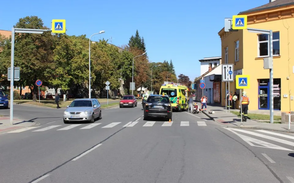 Motorkář naboural zezadu do auta. Jel příliš blízko a nestihl dobrzdit